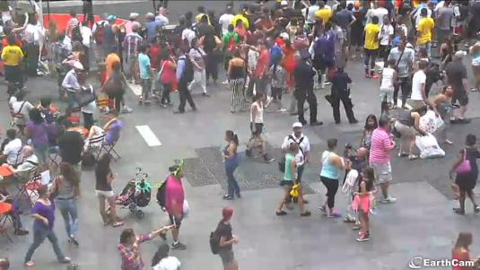 Times Square Live Streaming Crowd Watching Webcam Big Apple New York City