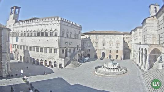 Perugia City LIVE Piazza IV Novembre People watching Cam Umbria Italy